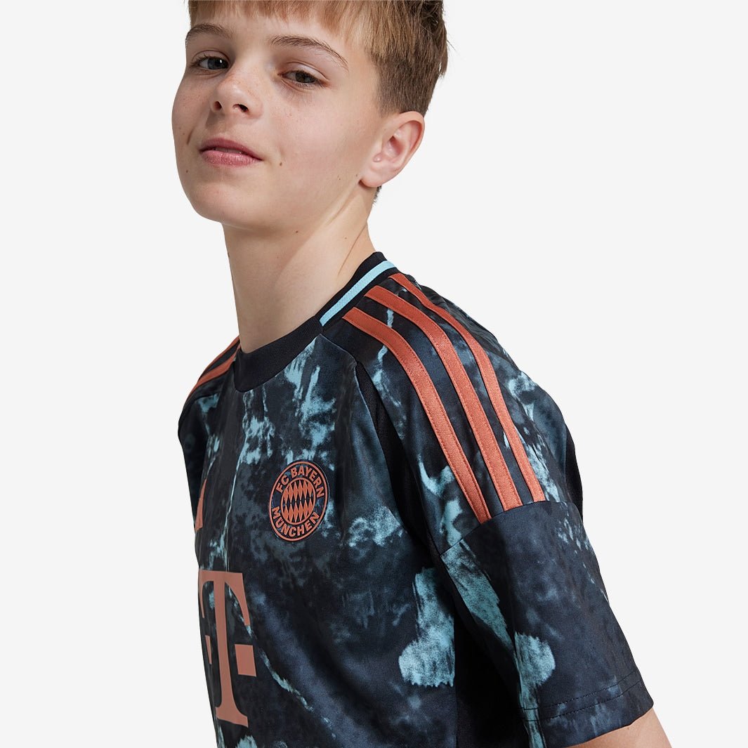 Conjunto Infantil adidas Bayern de Munique 2024/25 II Torcedor Conjunto Infantil adidas Bayern de Munique 2024/25 II Torcedor