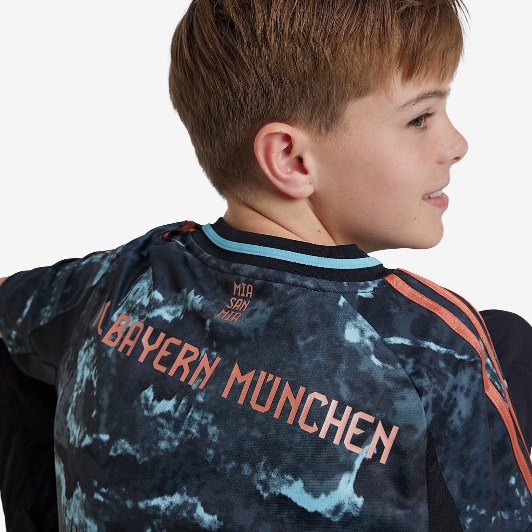 Conjunto Infantil adidas Bayern de Munique 2024/25 II Torcedor Conjunto Infantil adidas Bayern de Munique 2024/25 II Torcedor