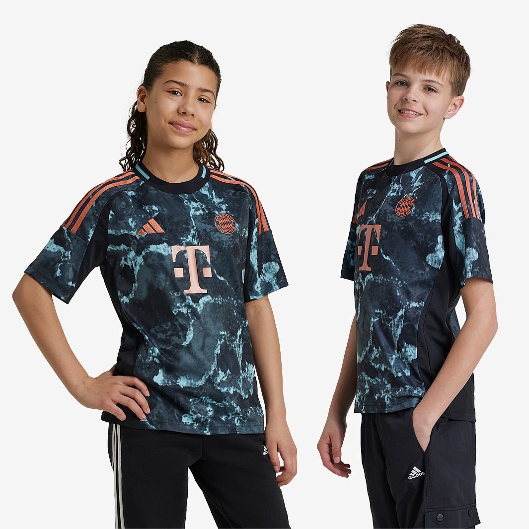 Conjunto Infantil adidas Bayern de Munique 2024/25 II Torcedor Conjunto Infantil adidas Bayern de Munique 2024/25 II Torcedor