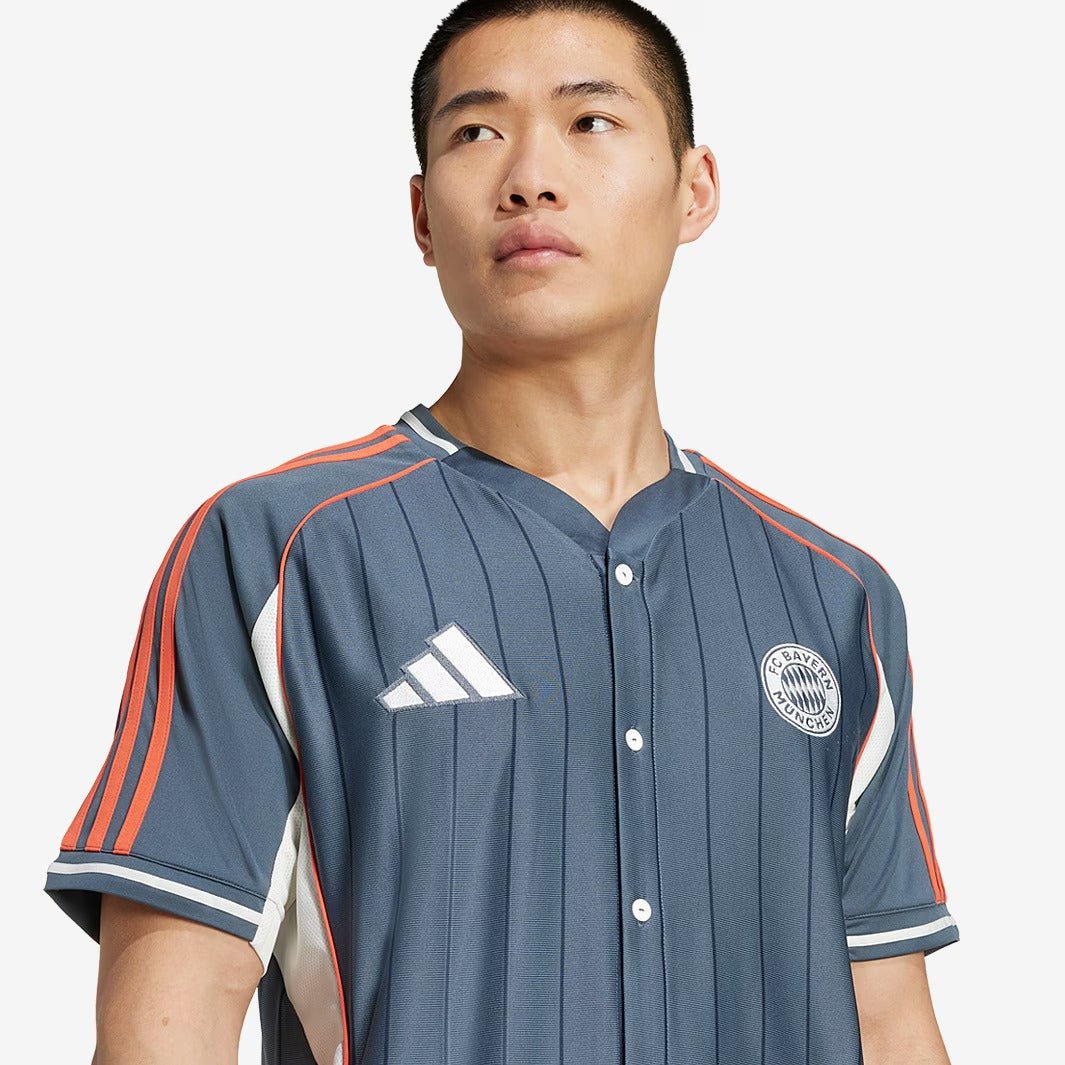 Camisa adidas Bayern de Munique 2025/26 Baseball Trikot Camisa adidas Bayern de Munique 2025/26 Baseball Trikot